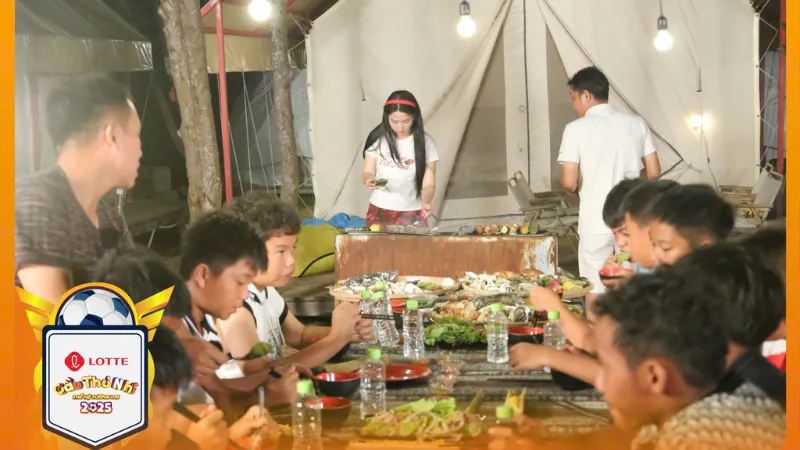 Hậu Trường Giờ Ăn: Bữa Cơm Tập Trung Của Đội Bóng Nhí