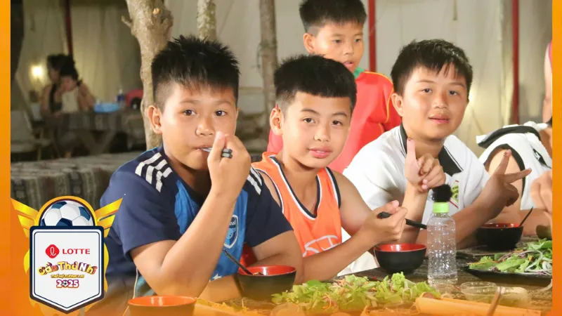 Góc nhìn tâm lý trong  giờ ăn sau ánh đèn của các cầu thủ nhí
