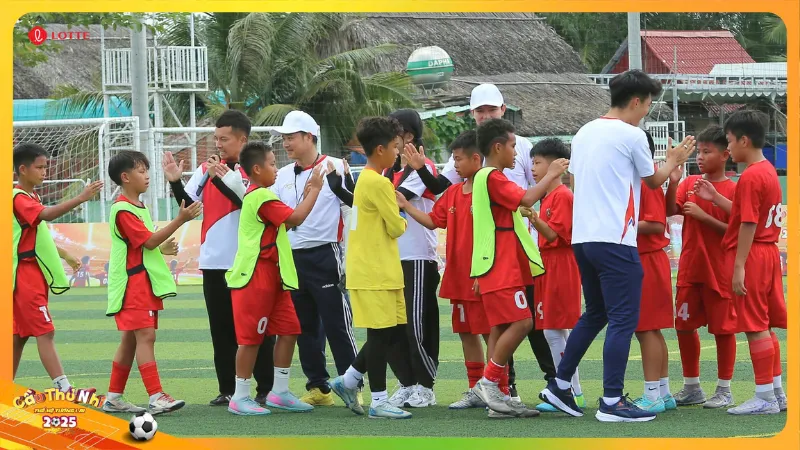 Trận cầu đáng xem nhất trong tuần qua của cầu thủ tí hon