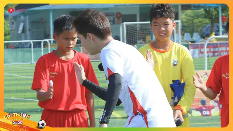 Những khoảnh khắc cảm động sau ánh đèn sân cỏ