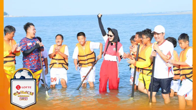 Những khoảnh khắc tấu hài bừng sức sống của các cầu thủ tí hon